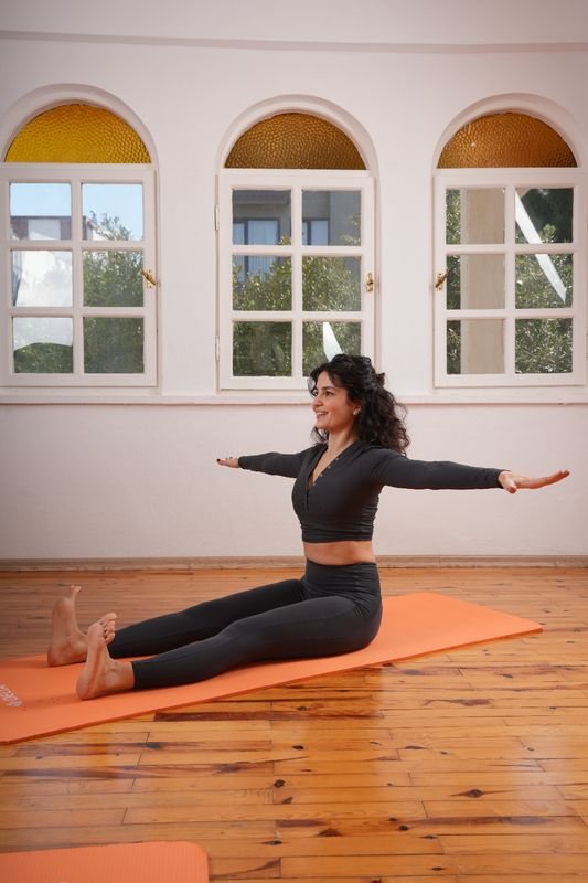 Mat pilates: oturarak kollar yana açık denge ve omurga uzatma çalışması