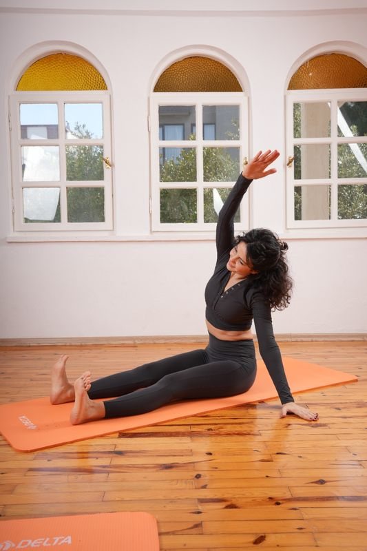 Mat pilates: oturarak yan esneme ve omurga mobilizasyonu